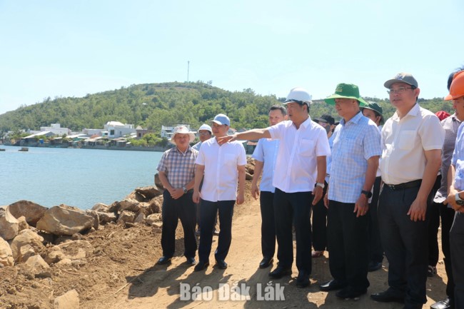 Bí thư Tỉnh ủy Lương Nguyễn Minh Triết kiểm tra các dự án khắc phục hậu quả bão, lũ2